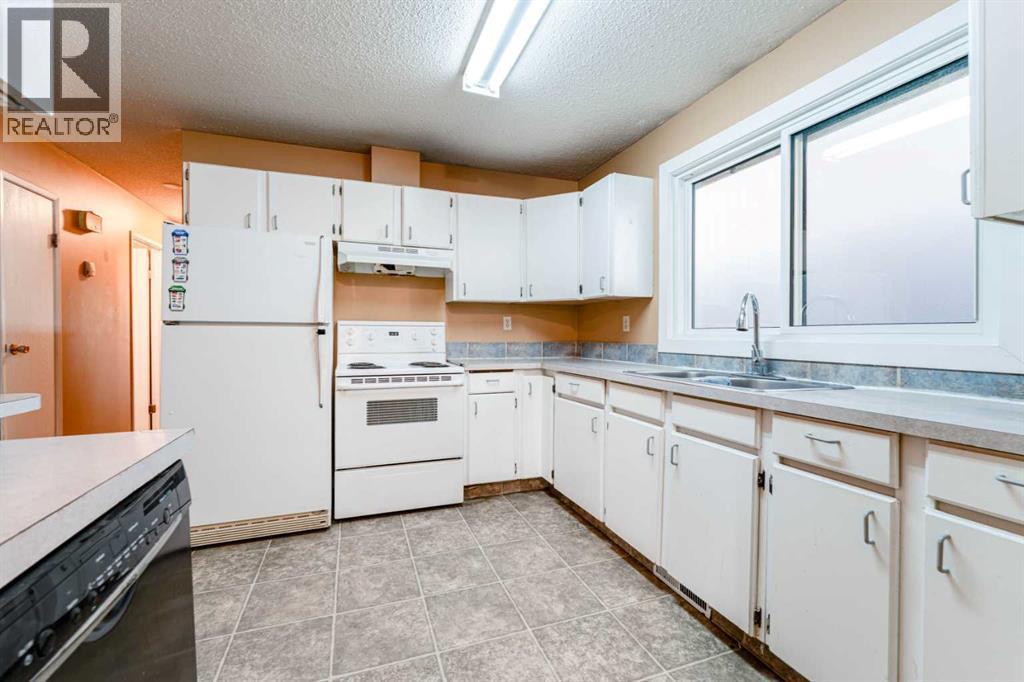 350 33 Avenue Ne, Calgary, AB - Indoor Photo Showing Kitchen