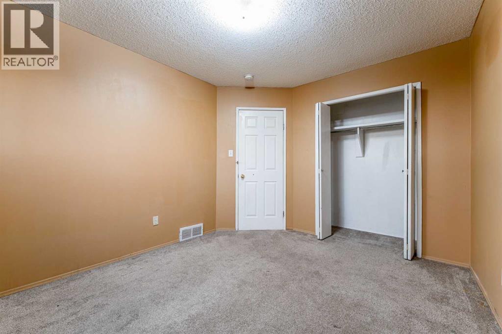 350 33 Avenue Ne, Calgary, AB - Indoor Photo Showing Other Room