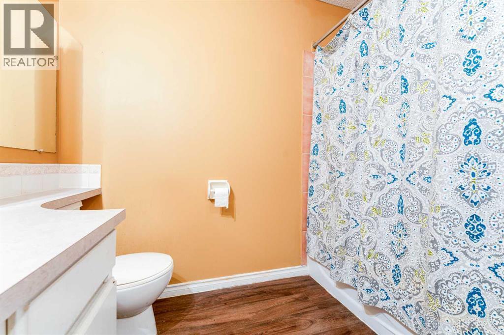 350 33 Avenue Ne, Calgary, AB - Indoor Photo Showing Bathroom