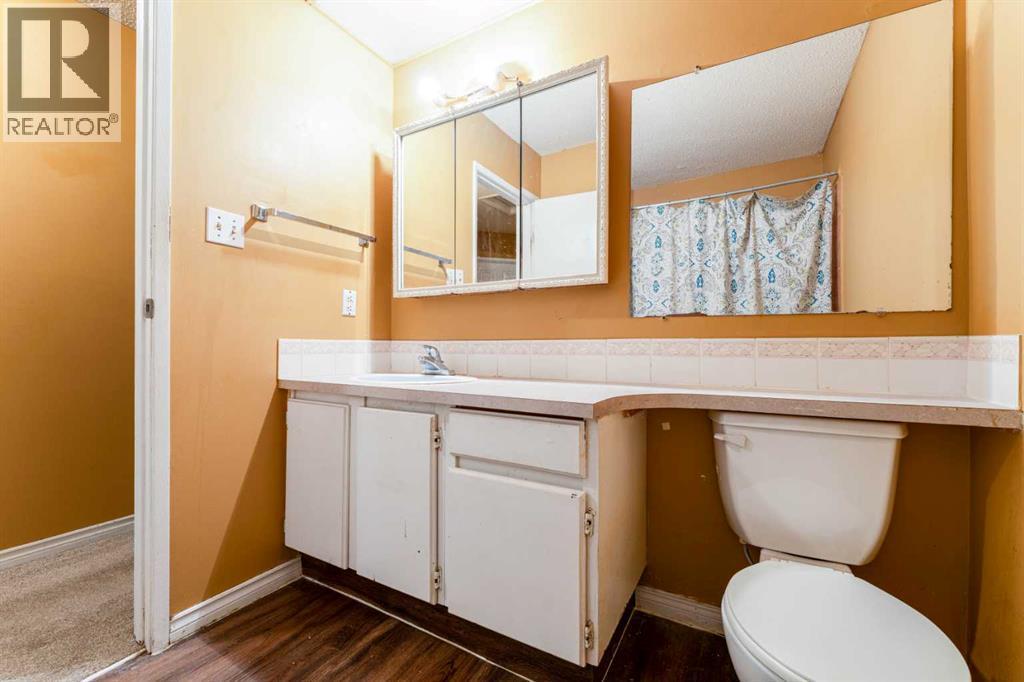 350 33 Avenue Ne, Calgary, AB - Indoor Photo Showing Bathroom