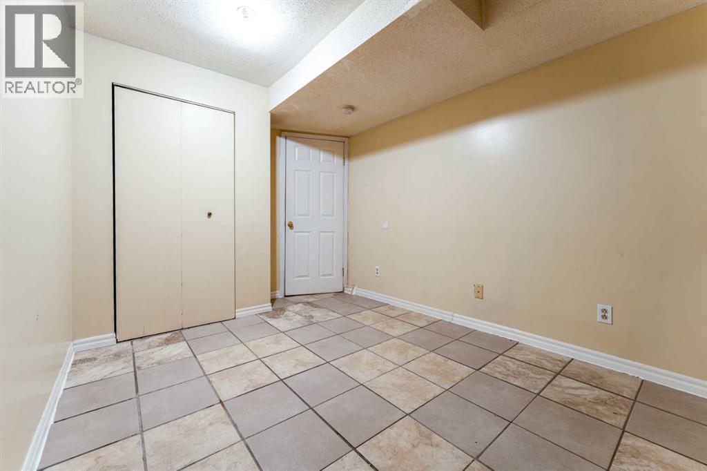 350 33 Avenue Ne, Calgary, AB - Indoor Photo Showing Other Room