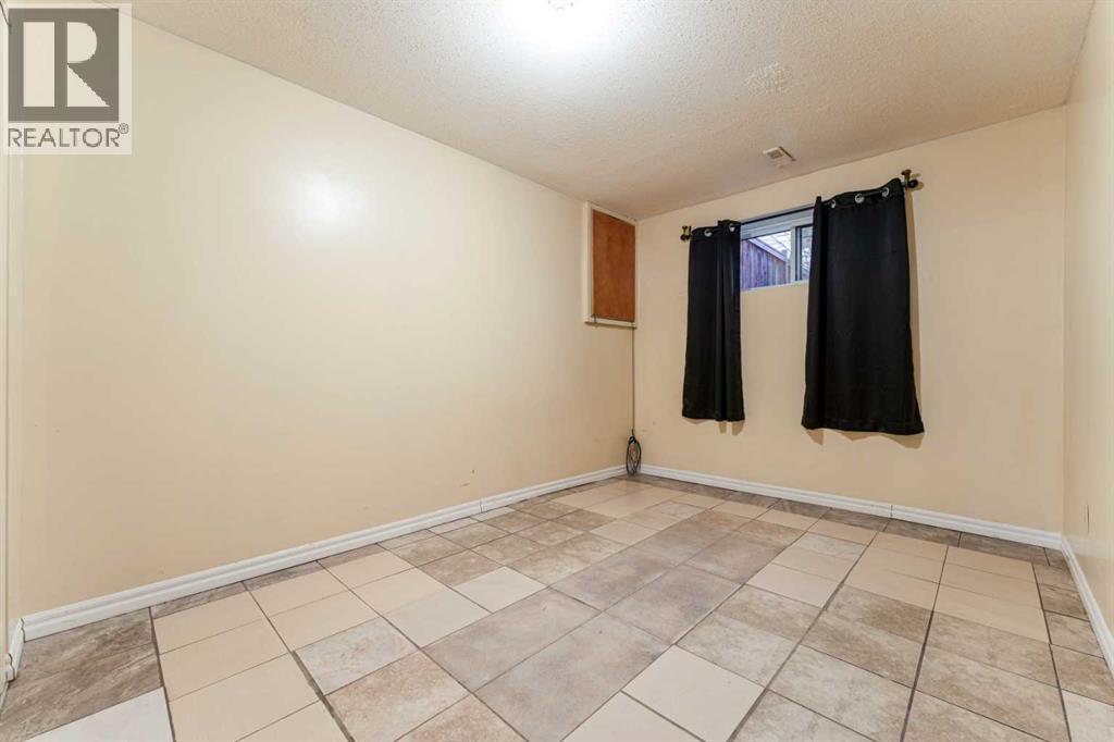 350 33 Avenue Ne, Calgary, AB - Indoor Photo Showing Other Room