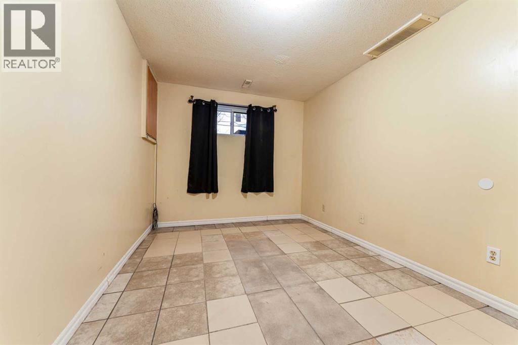 350 33 Avenue Ne, Calgary, AB - Indoor Photo Showing Other Room