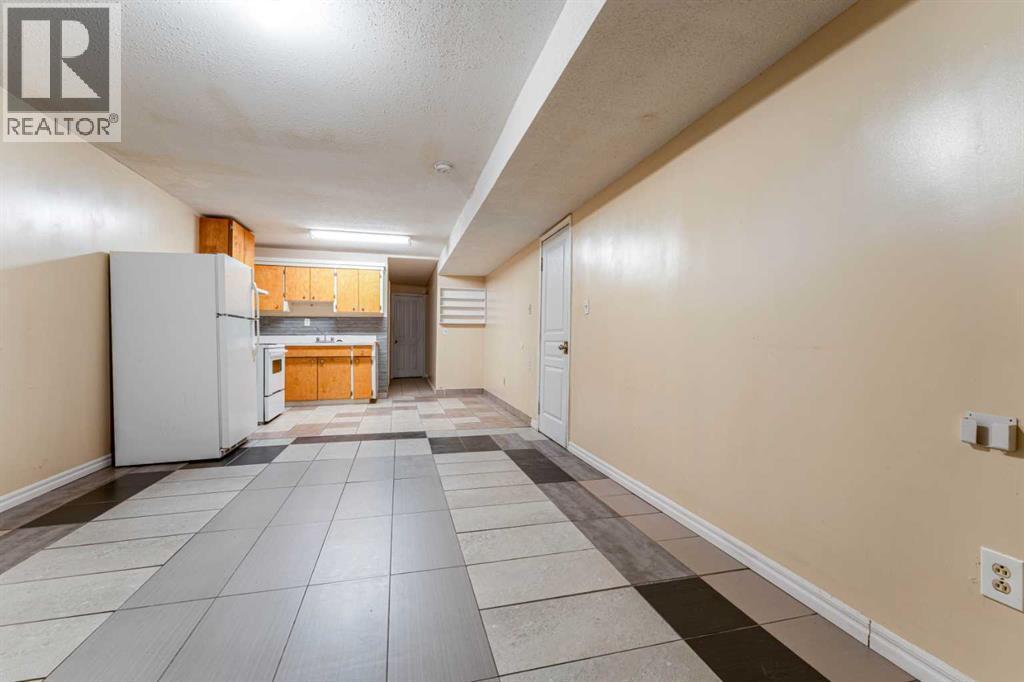 350 33 Avenue Ne, Calgary, AB - Indoor Photo Showing Other Room