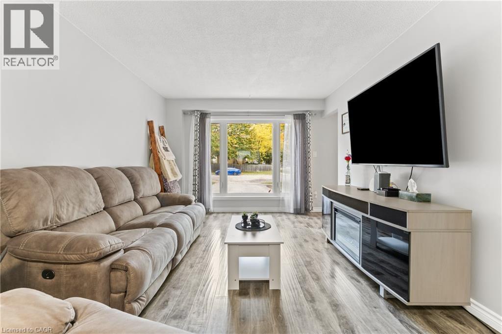 36 Angela Crescent, Cambridge, ON - Indoor Photo Showing Living Room