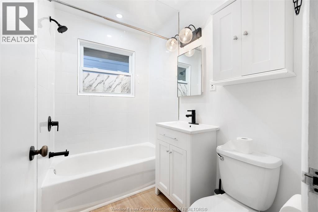 3300 Mark Unit# Main, Windsor, ON - Indoor Photo Showing Bathroom