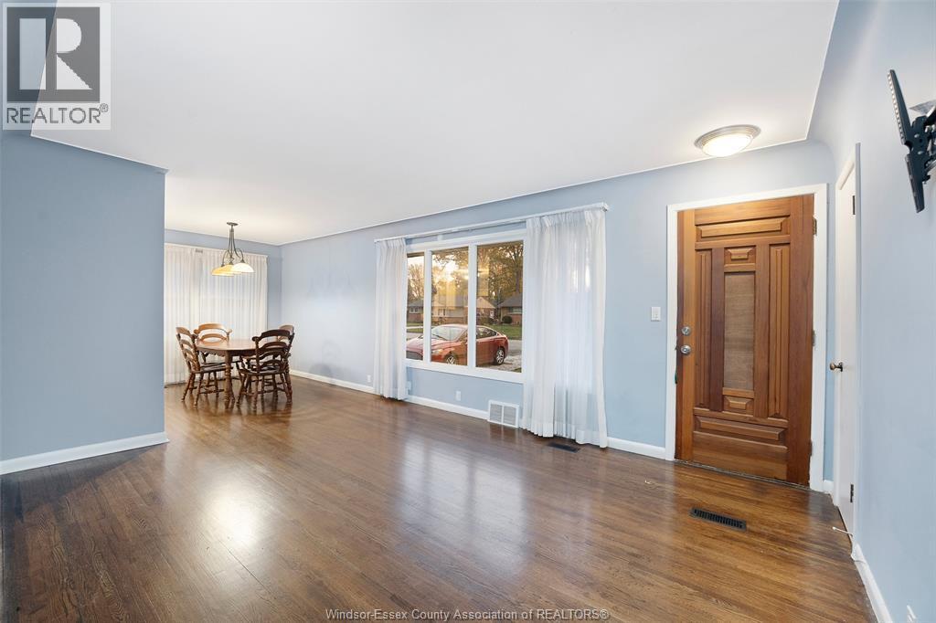 3300 Mark Unit# Main, Windsor, ON - Indoor Photo Showing Living Room