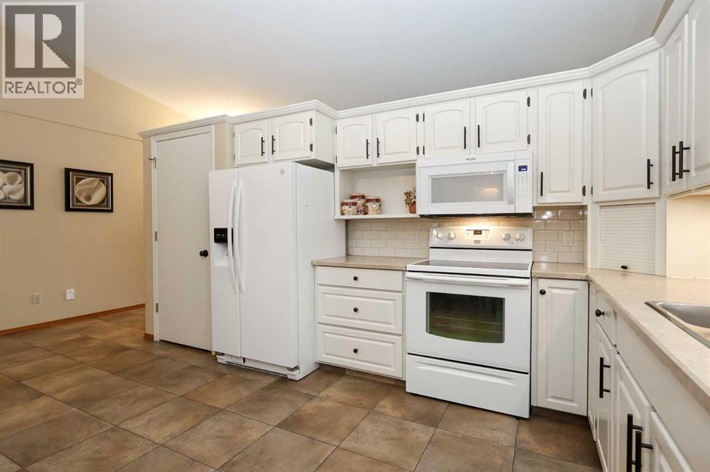31 Armitage Close, Red Deer, AB - Indoor Photo Showing Kitchen
