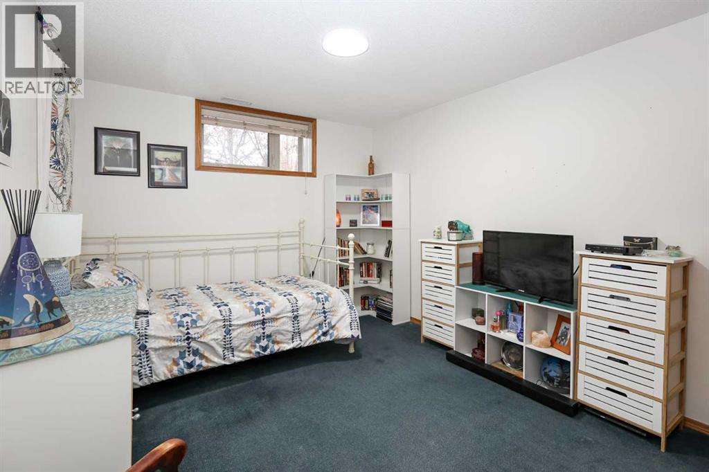 31 Armitage Close, Red Deer, AB - Indoor Photo Showing Bedroom