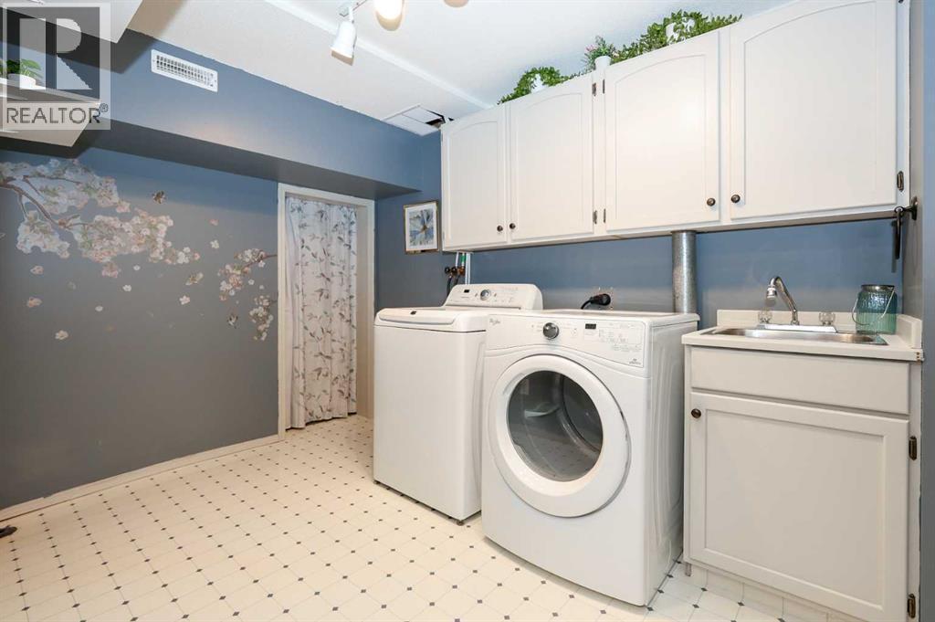 31 Armitage Close, Red Deer, AB - Indoor Photo Showing Laundry Room