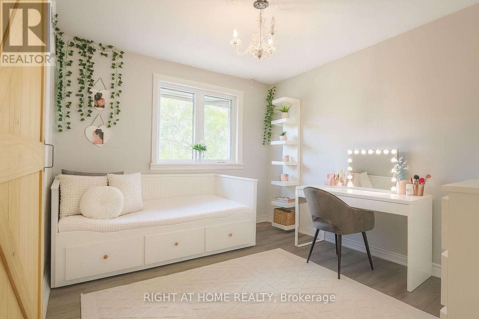347 Zephyr Avenue, Ottawa, ON - Indoor Photo Showing Bedroom