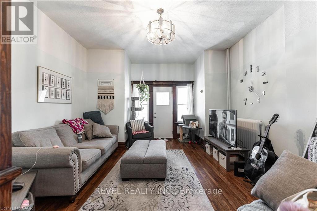 25 West Avenue S, Hamilton, ON - Indoor Photo Showing Living Room