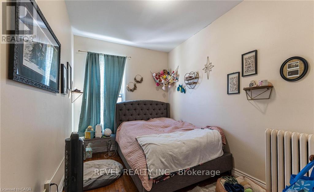 25 West Avenue S, Hamilton, ON - Indoor Photo Showing Bedroom