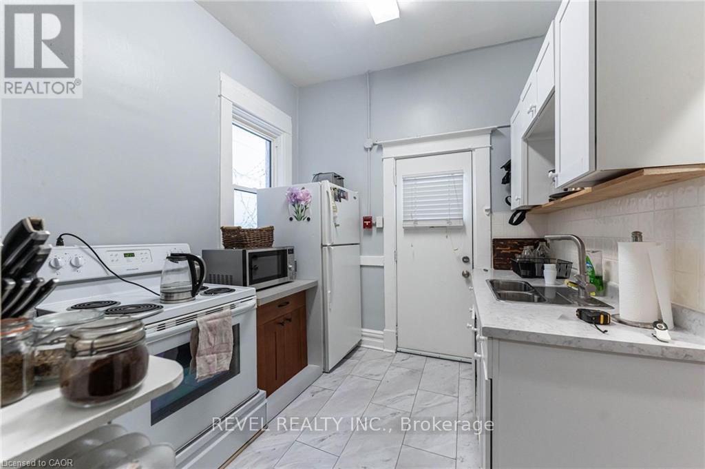 25 West Avenue S, Hamilton, ON - Indoor Photo Showing Kitchen