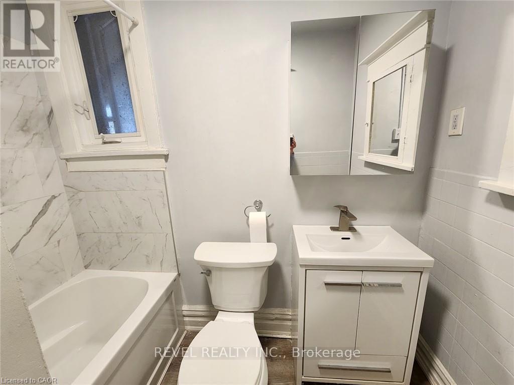 25 West Avenue S, Hamilton, ON - Indoor Photo Showing Bathroom