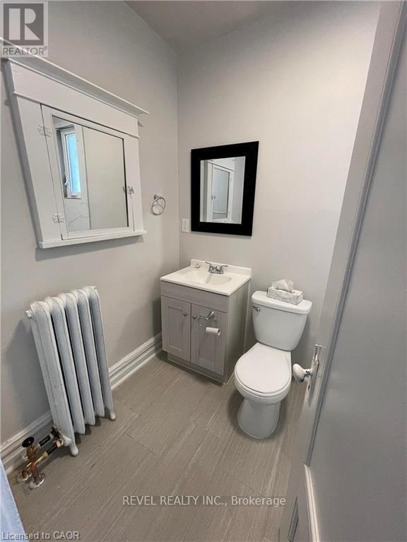 25 West Avenue S, Hamilton, ON - Indoor Photo Showing Bathroom