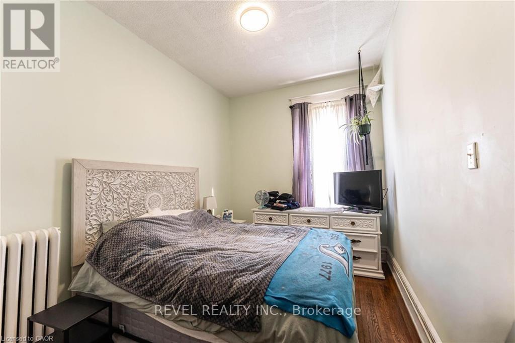 25 West Avenue S, Hamilton, ON - Indoor Photo Showing Bedroom