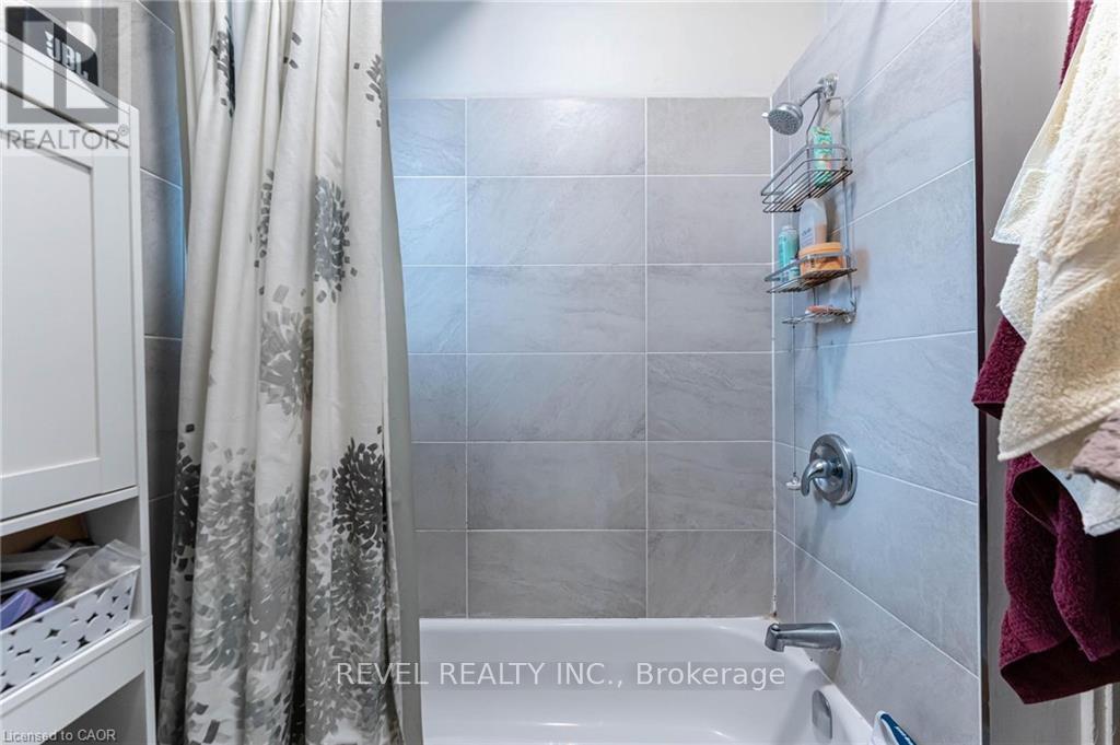 25 West Avenue S, Hamilton, ON - Indoor Photo Showing Bathroom