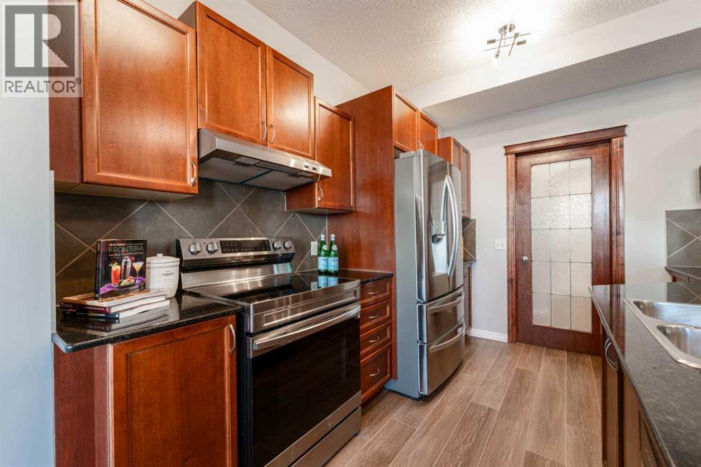 10 Everglen Crescent Sw, Calgary, AB - Indoor Photo Showing Kitchen With Stainless Steel Kitchen