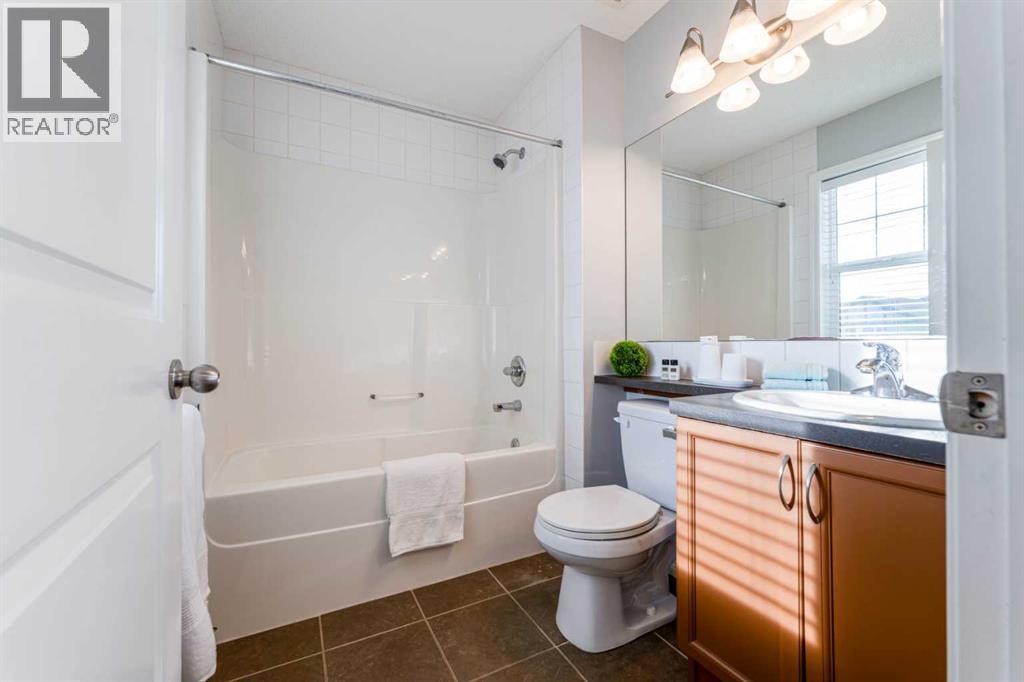 10 Everglen Crescent Sw, Calgary, AB - Indoor Photo Showing Bathroom
