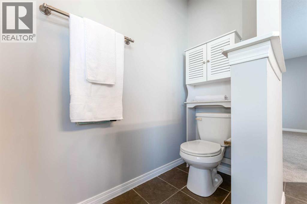 10 Everglen Crescent Sw, Calgary, AB - Indoor Photo Showing Bathroom