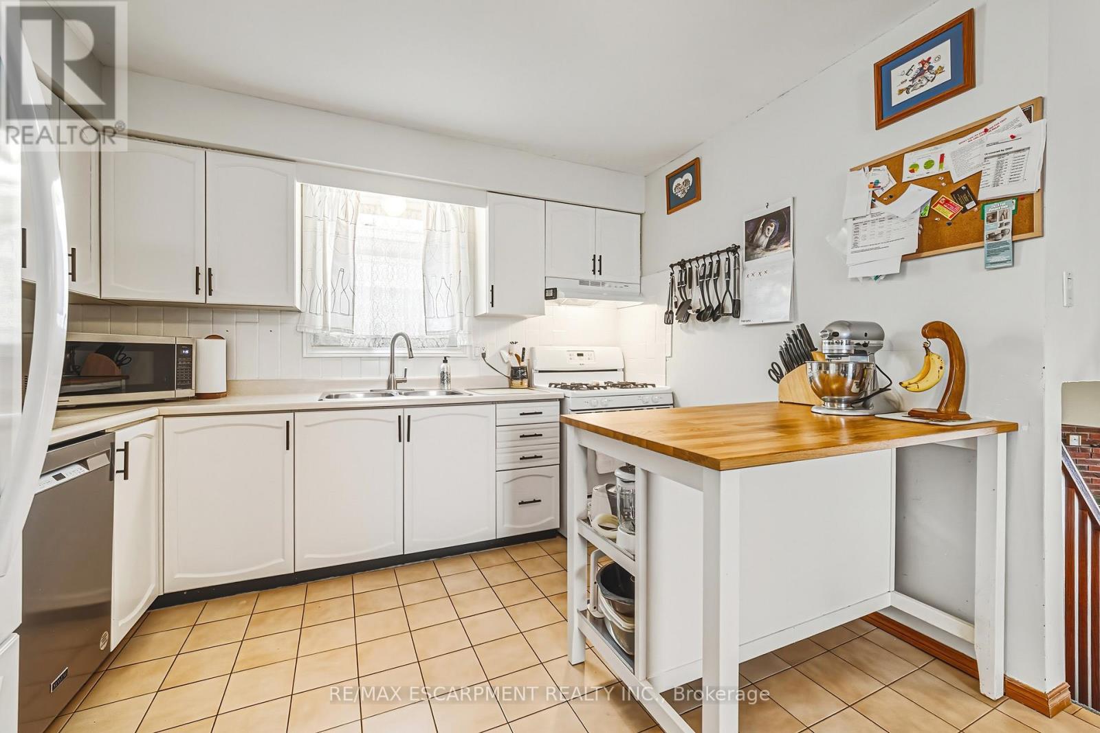 43 Everest Street, Hamilton, ON - Indoor Photo Showing Kitchen With Double Sink