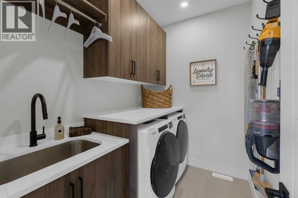 7712 36 Avenue Nw, Calgary, AB - Indoor Photo Showing Laundry Room