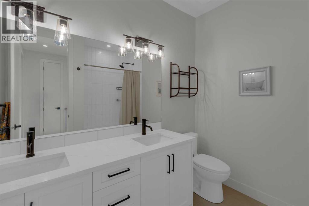 7712 36 Avenue Nw, Calgary, AB - Indoor Photo Showing Bathroom