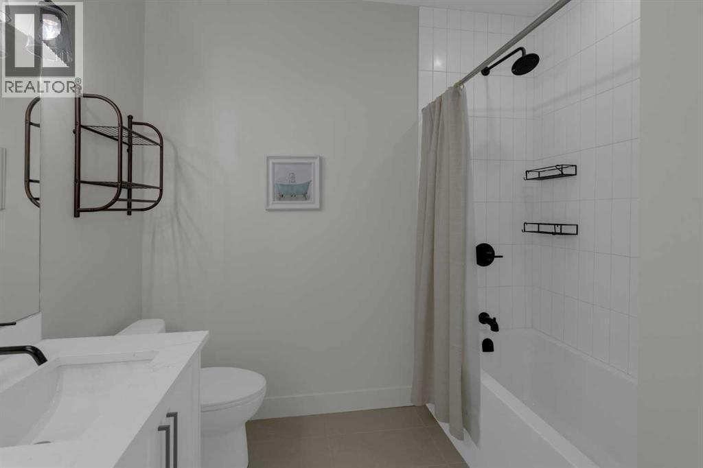7712 36 Avenue Nw, Calgary, AB - Indoor Photo Showing Bathroom