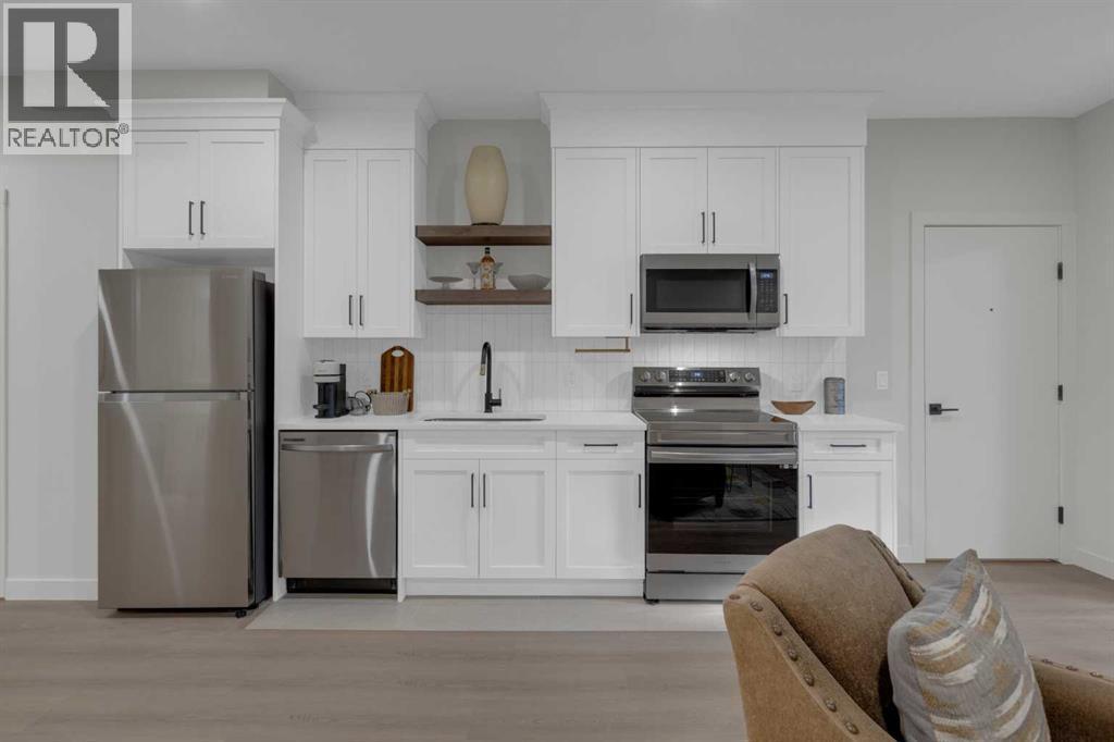 7712 36 Avenue Nw, Calgary, AB - Indoor Photo Showing Kitchen With Stainless Steel Kitchen