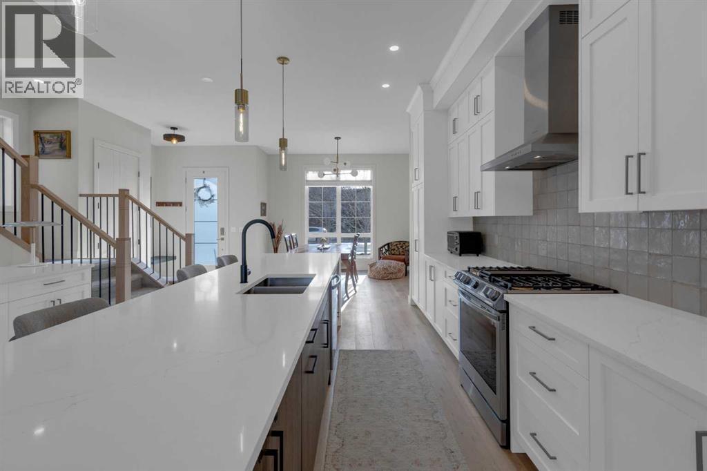 7712 36 Avenue Nw, Calgary, AB - Indoor Photo Showing Kitchen With Double Sink With Upgraded Kitchen