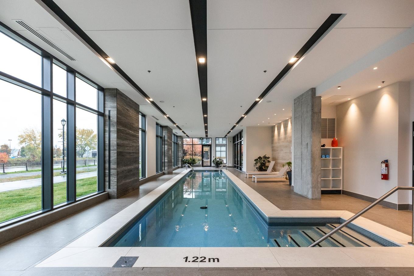 Piscine - 612-1340 Rue Olier, Montréal (Le Sud-Ouest), QC - Indoor Photo Showing Other Room With In Ground Pool