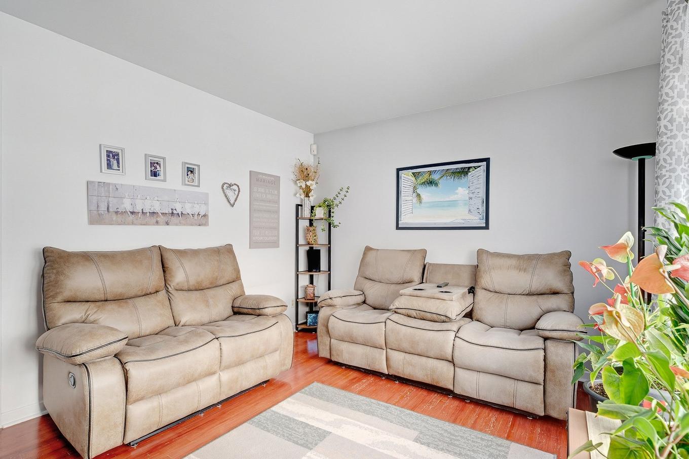 Living room - 365 Rue Papillon, Laval (Auteuil), QC - Indoor Photo Showing Living Room