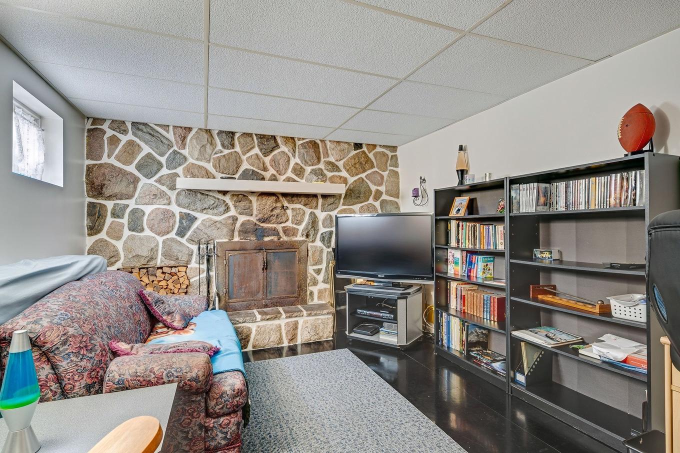 Family room - 365 Rue Papillon, Laval (Auteuil), QC - Indoor With Fireplace