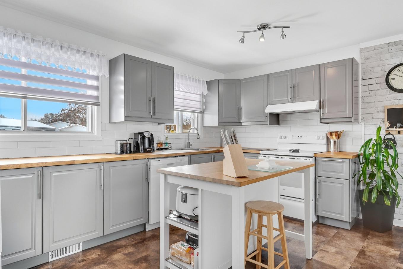 Kitchen - 365 Rue Papillon, Laval (Auteuil), QC - Indoor Photo Showing Kitchen