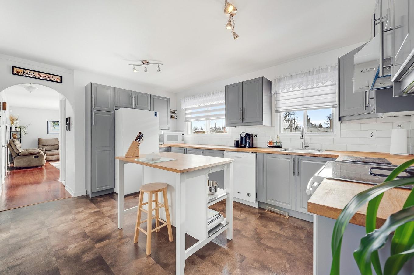 Kitchen - 365 Rue Papillon, Laval (Auteuil), QC - Indoor Photo Showing Kitchen