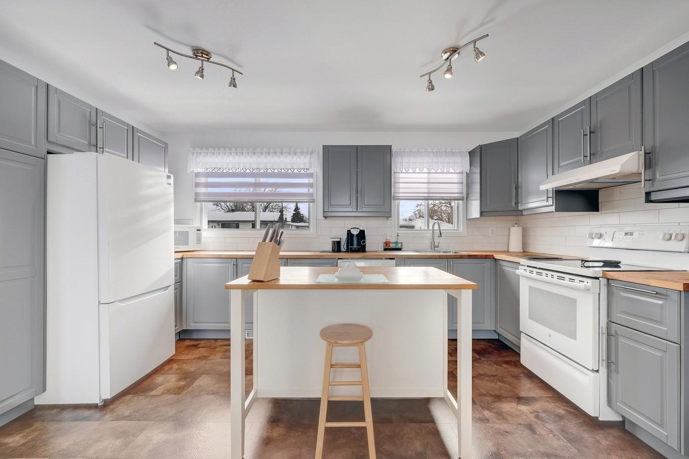 Kitchen - 365 Rue Papillon, Laval (Auteuil), QC - Indoor Photo Showing Kitchen