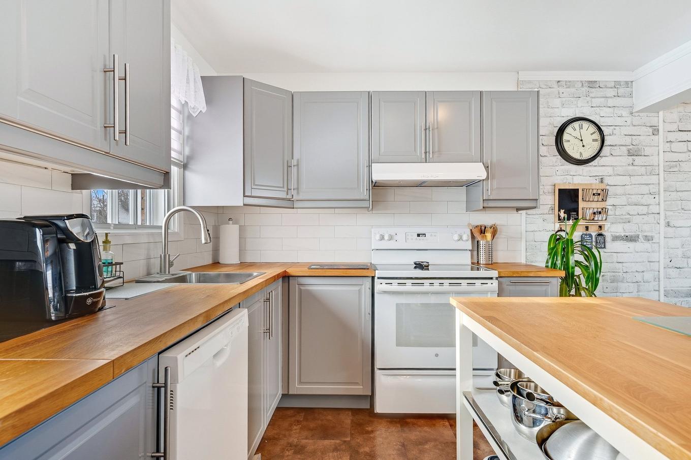 Kitchen - 365 Rue Papillon, Laval (Auteuil), QC - Indoor Photo Showing Kitchen