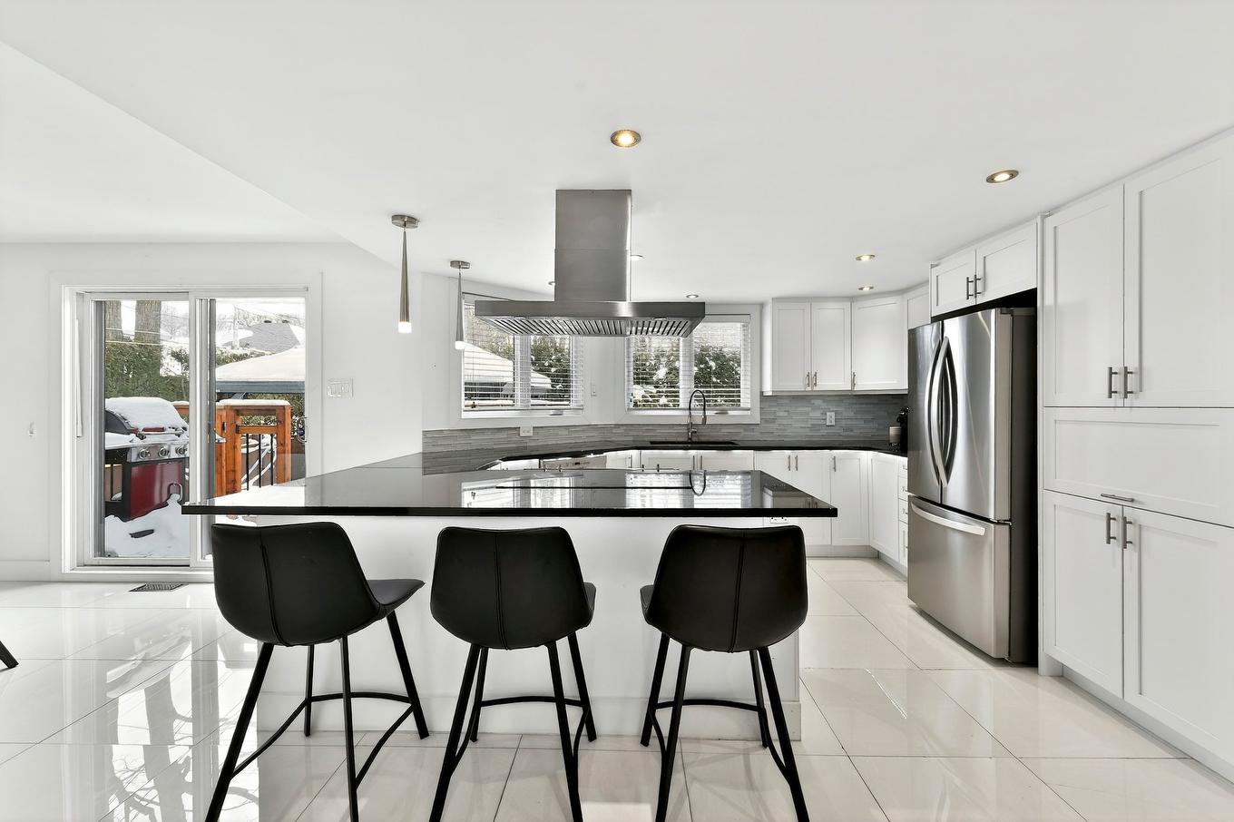 Kitchen - 823 Rue De La Portneuf, Terrebonne (Lachenaie), QC - Indoor Photo Showing Kitchen With Upgraded Kitchen