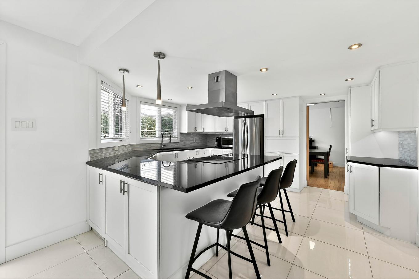 Kitchen - 823 Rue De La Portneuf, Terrebonne (Lachenaie), QC - Indoor Photo Showing Kitchen With Upgraded Kitchen