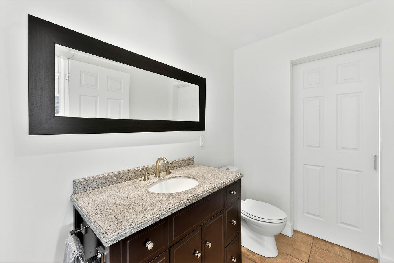Powder room - 823 Rue De La Portneuf, Terrebonne (Lachenaie), QC - Indoor Photo Showing Bathroom