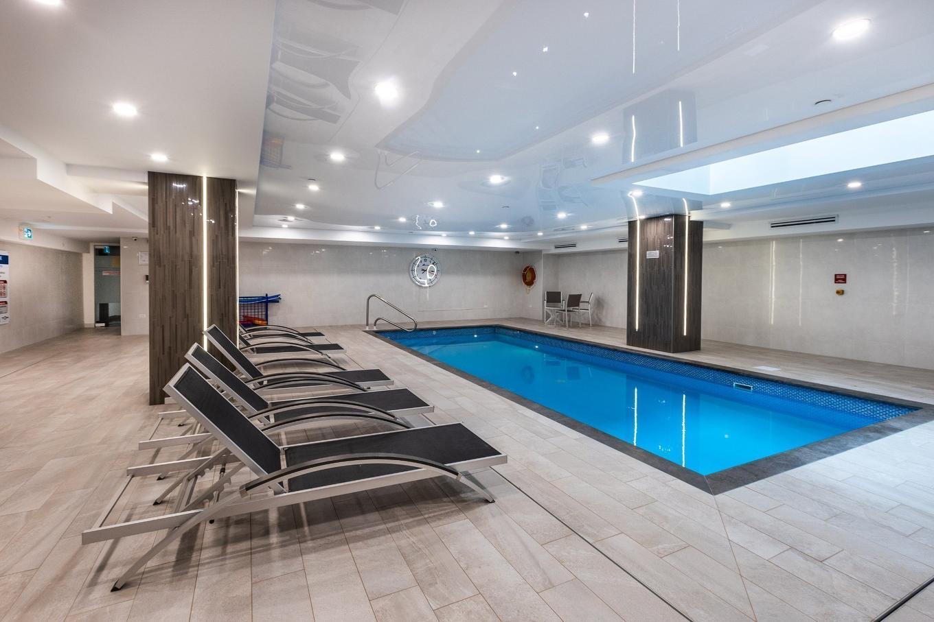 Pool - 1009-1188 Av. Union, Montréal (Ville-Marie), QC - Indoor Photo Showing Other Room With In Ground Pool