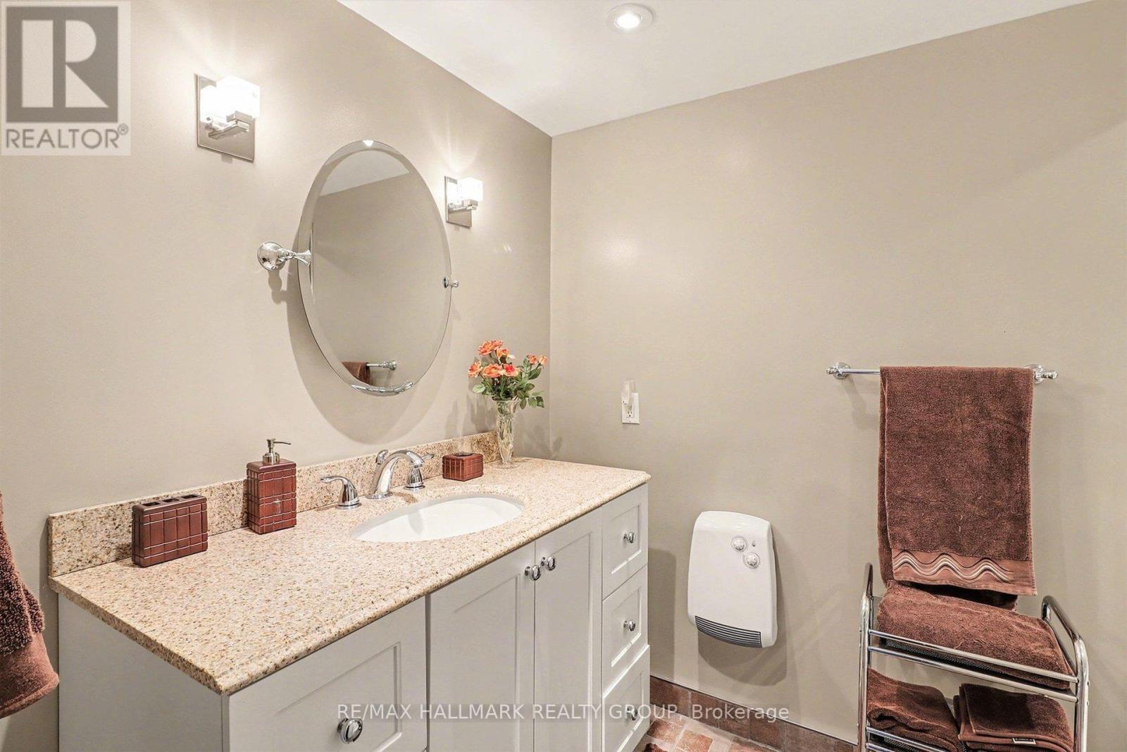 2004 Dorval Avenue, Ottawa, ON - Indoor Photo Showing Bathroom