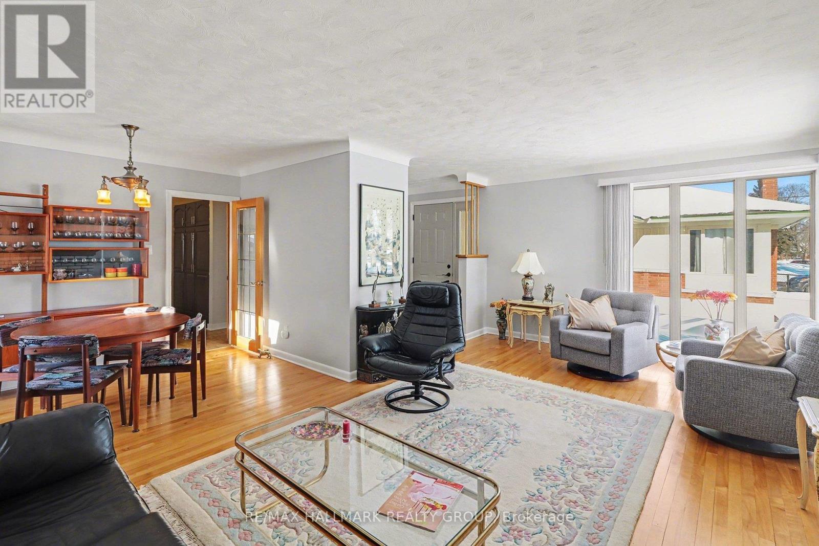 2004 Dorval Avenue, Ottawa, ON - Indoor Photo Showing Living Room