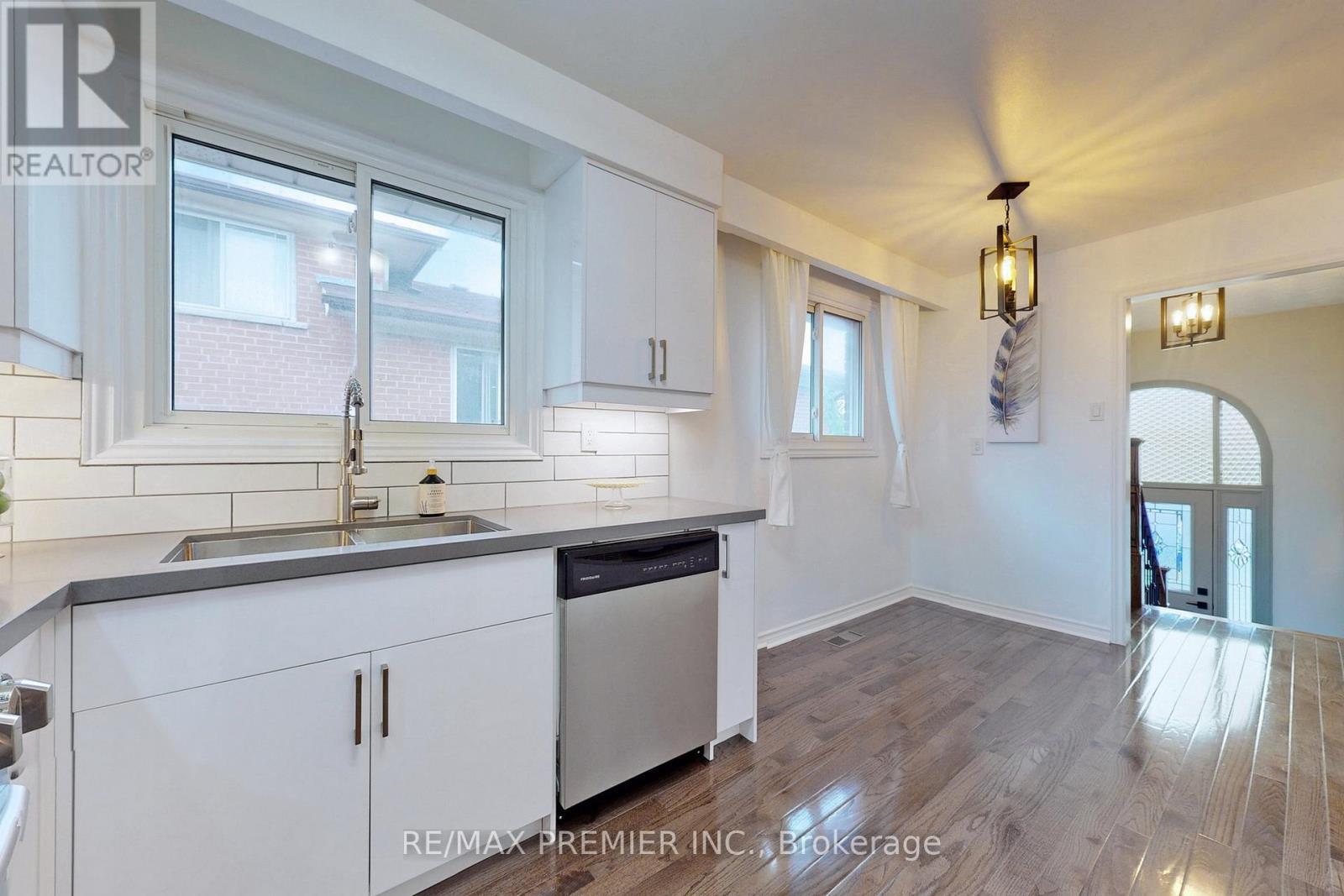 3646 Molly Avenue, Mississauga, ON - Indoor Photo Showing Kitchen With Double Sink