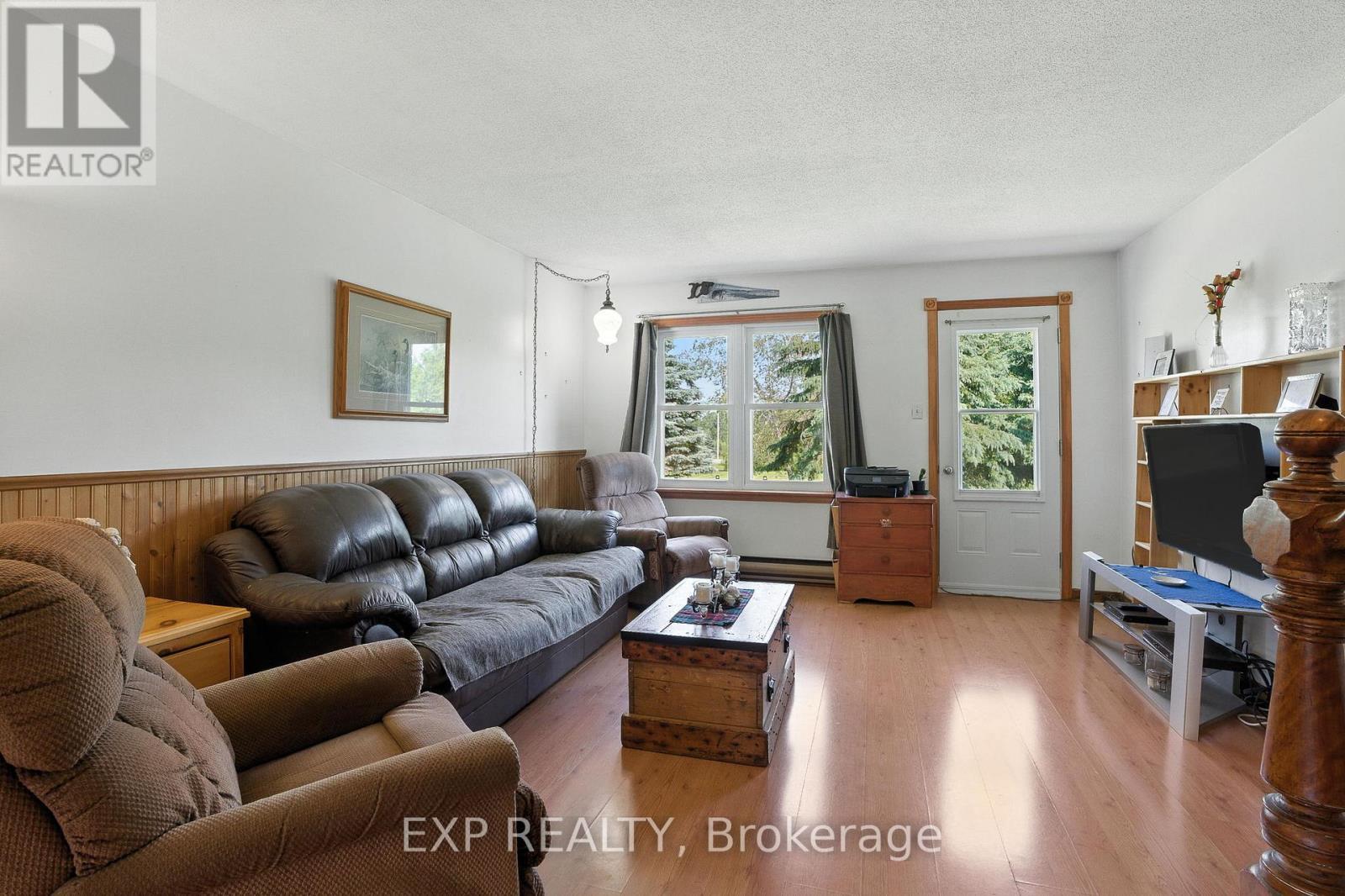 7800 34 Highway, Champlain, ON - Indoor Photo Showing Living Room