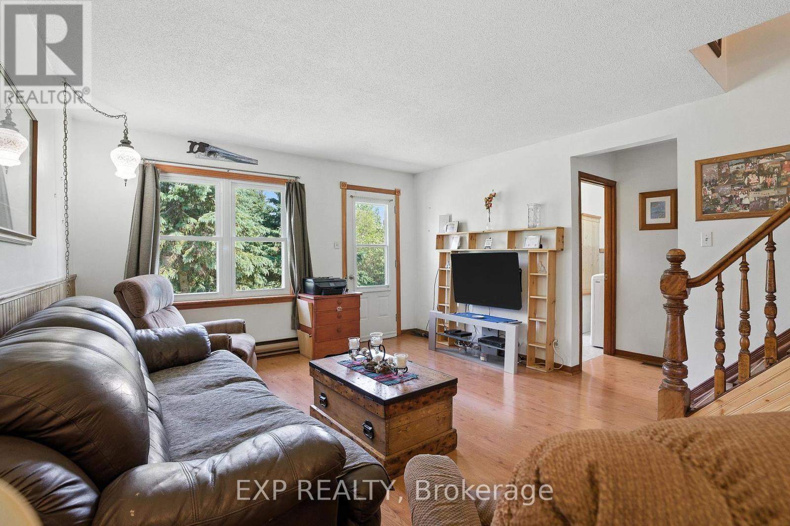 7800 34 Highway, Champlain, ON - Indoor Photo Showing Living Room