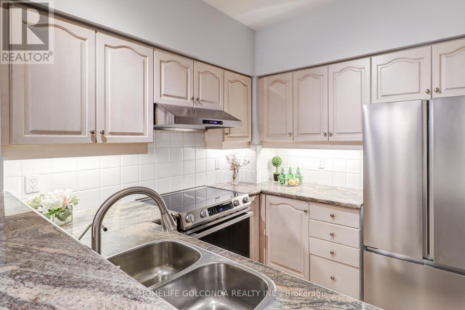 3A - 4 Cox Boulevard, Markham, ON - Indoor Photo Showing Kitchen With Double Sink With Upgraded Kitchen