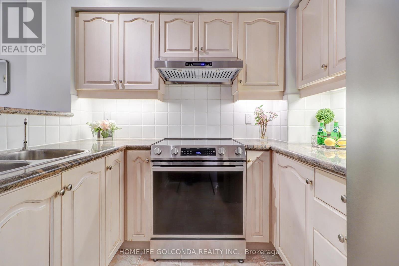 3A - 4 Cox Boulevard, Markham, ON - Indoor Photo Showing Kitchen With Double Sink