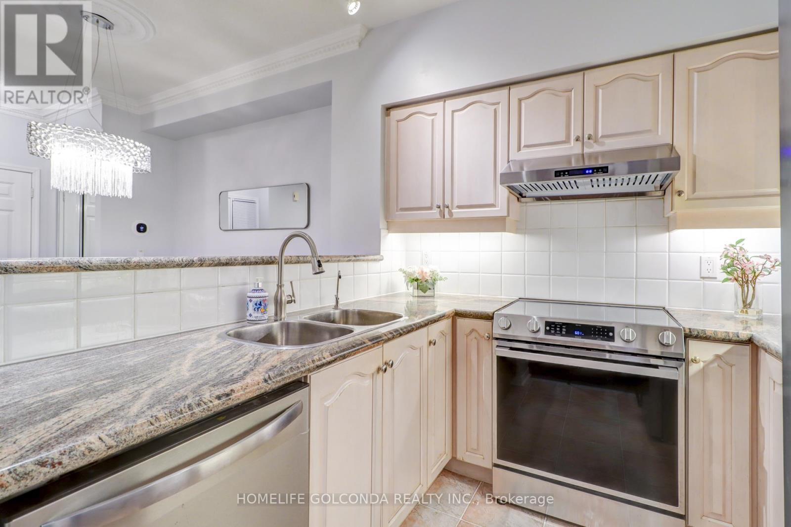 3A - 4 Cox Boulevard, Markham, ON - Indoor Photo Showing Kitchen With Double Sink With Upgraded Kitchen